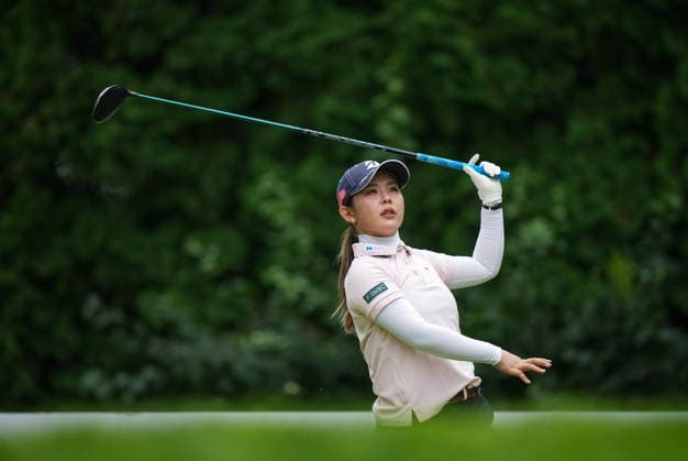 August 22, 2026, Edmonton, Ab, CANADA: Yuri Yoshida, of Japan, watches her tee shot on the fourth hole during the third round at the LPGA, Golf Damen CPKC Canadian Women s Open golf tournament, in Edmonton, on Saturday, Aug. 22, 2026. Canada News - August 22, 2026  - ZUMAc35_ 20260822_zaf_c35_111 Copyright: xDarrylxDyckx