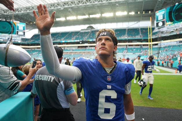 MIAMI GARDENS, FL - AUGUST 22: New York Giants quarterback Jaxson Dart (6) gives a high five to a young fan before the preseason NFL, American Football Herren, USA game between the New York Giants and the Miami Dolphins on Saturday, August 22, 2026 at Hard Rock Stadium in Miami, FL (Photo by Peter Joneleit Icon Sportswire) NFL: AUG 22 Giants at Dolphins EDITORIAL USE ONLY Icon260822002