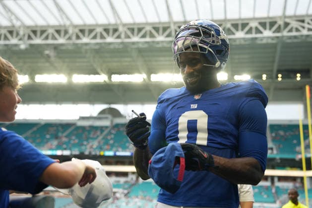 MIAMI GARDENS, FL - AUGUST 22: New York Giants linebacker Brian Burns (0) sigs autographs for fans before during the preseason NFL, American Football Herren, USA game between the New York Giants and the Miami Dolphins on Saturday, August 22, 2026 at Hard Rock Stadium in Miami, FL (Photo by Peter Joneleit Icon Sportswire) NFL: AUG 22 Giants at Dolphins EDITORIAL USE ONLY Icon260822003