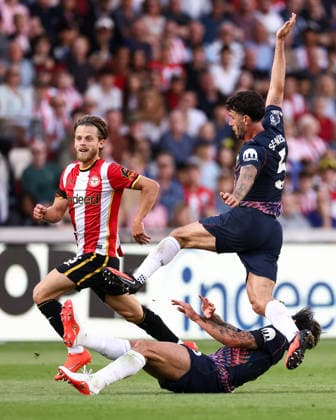 Brentford v Tottenham Hotspur 22 August 2026, London - Premier League Football - Brentford v Tottenham Hotspur - Mathias Jensen of Brentford runs as Marcos Senesi of Tottenham Hotspur clashes with Sandro Tonali of Tottenham Hotspur - Photo: Jacques Feeney Offside. London UK *** Brentford gegen Tottenham Hotspur, 22. August 2026, London, Premier League, Fußball: Brentford gegen Tottenham Hotspur. Mathias Jensen von Brentford sprintet los, während Marcos Senesi von Tottenham Hotspur mit Sandro Tonali von Tottenham Hotspur zusammenstößt. Foto: Jacques Feeney. Abseits. London, Großbritannien  Copyright: xJacquesxFeeneyx xOffsidexOffside