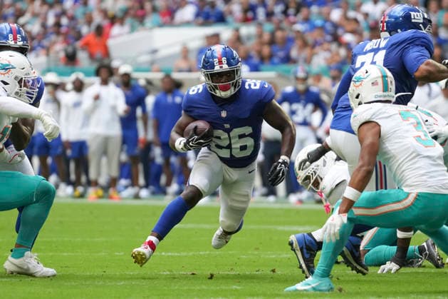 MIAMI GARDENS, FL - AUGUST 22: New York Giants running back Devin Singletary (26) rushes with the ball in the first half during the preseason NFL, American Football Herren, USA game between the New York Giants and the Miami Dolphins on Saturday, August 22, 2026 at Hard Rock Stadium in Miami, FL (Photo by Peter Joneleit Icon Sportswire) NFL: AUG 22 Giants at Dolphins EDITORIAL USE ONLY Icon260822012