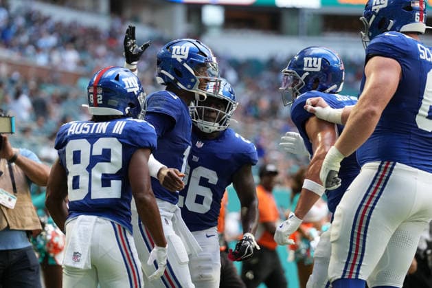 MIAMI GARDENS, FL - AUGUST 22: New York Giants quarterback Jameis Winston (19) celebrates his diving touchdown with teammates in the first half during the preseason NFL, American Football Herren, USA game between the New York Giants and the Miami Dolphins on Saturday, August 22, 2026 at Hard Rock Stadium in Miami, FL (Photo by Peter Joneleit Icon Sportswire) NFL: AUG 22 Giants at Dolphins EDITORIAL USE ONLY Icon260822016