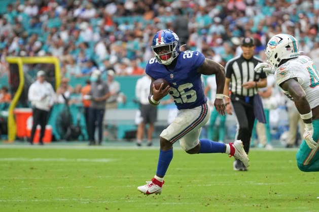 MIAMI GARDENS, FL - AUGUST 22: New York Giants running back Devin Singletary (26) rushes with the ball in the first half during the preseason NFL, American Football Herren, USA game between the New York Giants and the Miami Dolphins on Saturday, August 22, 2026 at Hard Rock Stadium in Miami, FL (Photo by Peter Joneleit Icon Sportswire) NFL: AUG 22 Giants at Dolphins EDITORIAL USE ONLY Icon260822017