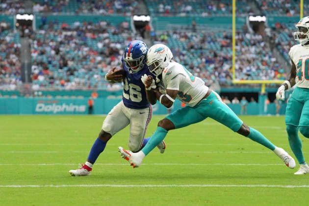 MIAMI GARDENS, FL - AUGUST 22: New York Giants running back Devin Singletary (26) absorbs a but from Miami Dolphins running back D.J. Herman (34) but scores a ruhsing towchdown anyway during the preseason NFL, American Football Herren, USA game between the New York Giants and the Miami Dolphins on Saturday, August 22, 2026 at Hard Rock Stadium in Miami, FL (Photo by Peter Joneleit Icon Sportswire) NFL: AUG 22 Giants at Dolphins EDITORIAL USE ONLY Icon260822018