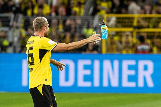 Franz-Beckenbauer-Supercup 2026: Borussia Dortmund - FC Bayern München; 22.08.2026 Julian Ryerson (Borussia Dortmund, 26) schmeisst eine Flasche. Es ist eine emotionale Reaktion auf Gespräch mit Linienrichter. Franz-Beckenbauer-Supercup 2026: Borussia Dortmund - FC Bayern München; Signal Iduna Park, Dortmund; 22.08.2026 *** Franz Beckenbauer Super Cup 2026 Borussia Dortmund vs. FC Bayern Munich August 22, 2026 Julian Ryerson, 26, of Borussia Dortmund throws a bottle. It is an emotional reaction to a conversation with the linesman. Franz Beckenbauer Super Cup 2026 Borussia Dortmund vs. FC Bayern Munich at Signal Iduna Park, Dortmund, August 22, 2026 Copyright: xBEAUTIFULxSPORTS Buriakovx