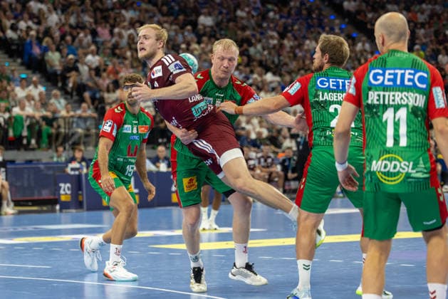 Tough duel between Magnus Saugstrup (SC Magdeburg, 23) and Matthes Langhoff (Füchse Berlin, 25), SC Magdeburg vs. Füchse Berlin, Handball, HBL, REXEL SUPER CUP, 2026, 22.08.2026 Munich SAP Garden Germany Copyright: xPFA BjörnxKeckerx