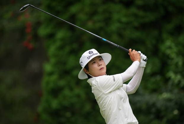 August 22, 2026, Edmonton, Ab, CANADA: Somi Lee, of South Korea, watches her tee shot on the fourth hole during the third round at the LPGA, Golf Damen CPKC Canadian Women s Open golf tournament, in Edmonton, on Saturday, Aug. 22, 2026. Lee Somi  - ZUMAc35_ 20260822_zaf_c35_125 Copyright: xDarrylxDyckx