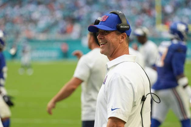 MIAMI GARDENS, FL - AUGUST 22: New York Giants head coach Jim smiles at official on the sidelines in the second half during the preseason NFL, American Football Herren, USA game between the New York Giants and the Miami Dolphins on Saturday, August 22, 2026 at Hard Rock Stadium in Miami, FL (Photo by Peter Joneleit Icon Sportswire) NFL: AUG 22 Giants at Dolphins EDITORIAL USE ONLY Icon260822024