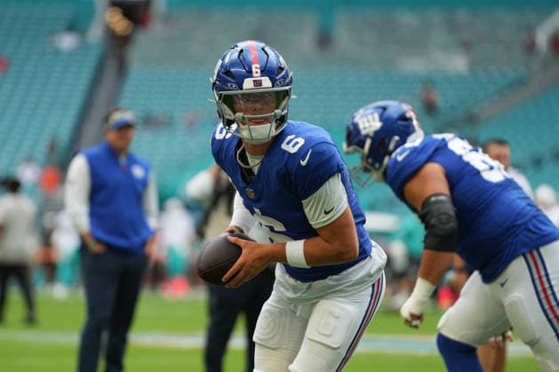 MIAMI GARDENS, FL - AUGUST 22: New York Giants quarterback Jaxson Dart (6) warms up before the preseason NFL, American Football Herren, USA game between the New York Giants and the Miami Dolphins on Saturday, August 22, 2026 at Hard Rock Stadium in Miami, FL (Photo by Peter Joneleit Icon Sportswire) NFL: AUG 22 Giants at Dolphins EDITORIAL USE ONLY Icon260822025