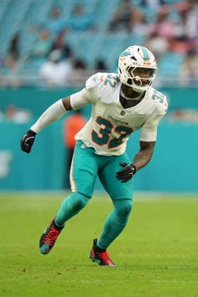 MIAMI GARDENS, FL - AUGUST 22: Miami Dolphins defensive back Lonnie Johnson (32) defends in the second half during the preseason NFL, American Football Herren, USA game between the New York Giants and the Miami Dolphins on Saturday, August 22, 2026 at Hard Rock Stadium in Miami, FL (Photo by Peter Joneleit Icon Sportswire) NFL: AUG 22 Giants at Dolphins EDITORIAL USE ONLY Icon260822026