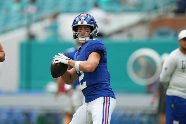 MIAMI GARDENS, FL - AUGUST 22: New York Giants defensive back Deonte Banks (2) warms up before the preseason NFL, American Football Herren, USA game between the New York Giants and the Miami Dolphins on Saturday, August 22, 2026 at Hard Rock Stadium in Miami, FL (Photo by Peter Joneleit Icon Sportswire) NFL: AUG 22 Giants at Dolphins EDITORIAL USE ONLY Icon260822030