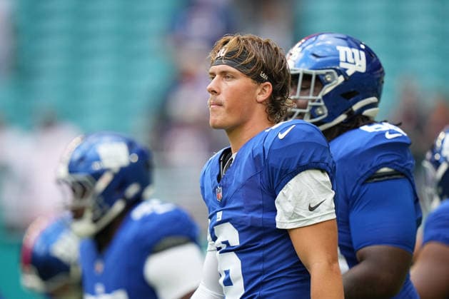 MIAMI GARDENS, FL - AUGUST 22: New York Giants quarterback Jaxson Dart (6) warms up before the preseason NFL, American Football Herren, USA game between the New York Giants and the Miami Dolphins on Saturday, August 22, 2026 at Hard Rock Stadium in Miami, FL (Photo by Peter Joneleit Icon Sportswire) NFL: AUG 22 Giants at Dolphins EDITORIAL USE ONLY Icon260822031