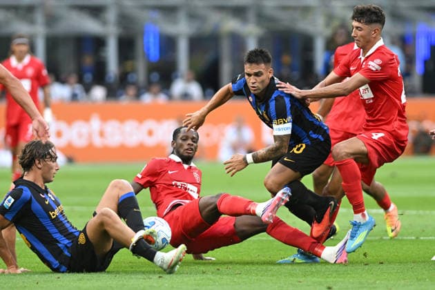 FRANCESCO PIO ESPOSITO, LAUTARO MARTINEZ, Inter, EDDY KOUADIO, ADAM BAKOUNE, Monza, Serie A 2026-27, Inter-Monza 4-1, azione, action, contrasto SERIE A 2026-27 INTER-MONZA 4-1
