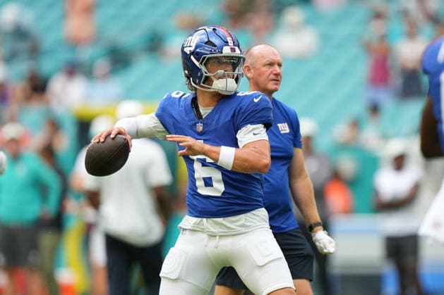 MIAMI GARDENS, FL - AUGUST 22: New York Giants quarterback Jaxson Dart (6) warms up before the preseason NFL, American Football Herren, USA game between the New York Giants and the Miami Dolphins on Saturday, August 22, 2026 at Hard Rock Stadium in Miami, FL (Photo by Peter Joneleit Icon Sportswire) NFL: AUG 22 Giants at Dolphins EDITORIAL USE ONLY Icon260822034