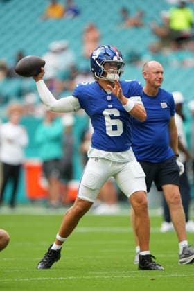 MIAMI GARDENS, FL - AUGUST 22: New York Giants quarterback Jaxson Dart (6) warms up before the preseason NFL, American Football Herren, USA game between the New York Giants and the Miami Dolphins on Saturday, August 22, 2026 at Hard Rock Stadium in Miami, FL (Photo by Peter Joneleit Icon Sportswire) NFL: AUG 22 Giants at Dolphins EDITORIAL USE ONLY Icon260822035