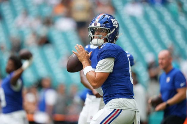 MIAMI GARDENS, FL - AUGUST 22: New York Giants quarterback Jaxson Dart (6) warms up before the preseason NFL, American Football Herren, USA game between the New York Giants and the Miami Dolphins on Saturday, August 22, 2026 at Hard Rock Stadium in Miami, FL (Photo by Peter Joneleit Icon Sportswire) NFL: AUG 22 Giants at Dolphins EDITORIAL USE ONLY Icon260822036