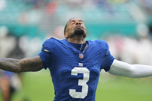 MIAMI GARDENS, FL - AUGUST 22: New York Giants wide receiver Odell Beckham Jr. (3)***New York Giants linebacker Abdul Carter (3) prays before the preseason NFL, American Football Herren, USA game between the New York Giants and the Miami Dolphins on Saturday, August 22, 2026 at Hard Rock Stadium in Miami, FL (Photo by Peter Joneleit Icon Sportswire) NFL: AUG 22 Giants at Dolphins EDITORIAL USE ONLY Icon260822038