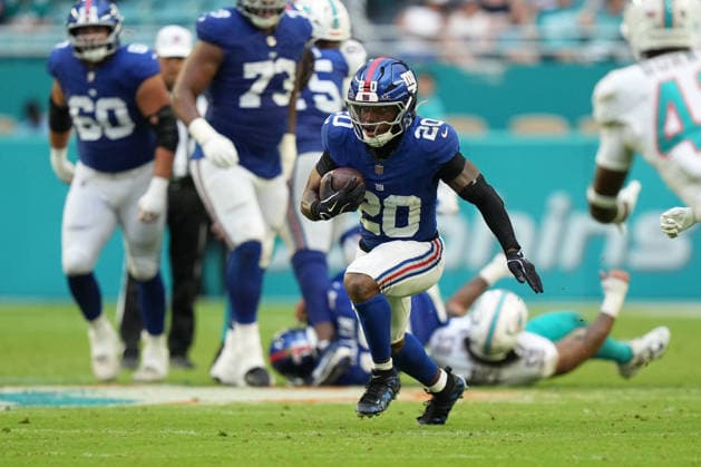 MIAMI GARDENS, FL - AUGUST 22: New York Giants defensive back Greg Newsome II (20) rushes with the ball in the second half during the preseason NFL, American Football Herren, USA game between the New York Giants and the Miami Dolphins on Saturday, August 22, 2026 at Hard Rock Stadium in Miami, FL (Photo by Peter Joneleit Icon Sportswire) NFL: AUG 22 Giants at Dolphins EDITORIAL USE ONLY Icon260822053