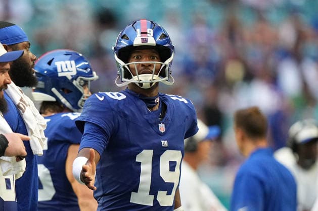 MIAMI GARDENS, FL - AUGUST 22: New York Giants quarterback Jameis Winston (19) welcomes teammates back to the sidelines in the second half during the preseason NFL, American Football Herren, USA game between the New York Giants and the Miami Dolphins on Saturday, August 22, 2026 at Hard Rock Stadium in Miami, FL (Photo by Peter Joneleit Icon Sportswire) NFL: AUG 22 Giants at Dolphins EDITORIAL USE ONLY Icon260822054
