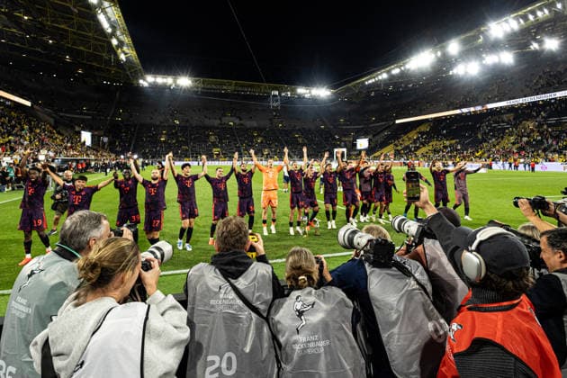 Franz-Beckenbauer-Supercup 2026: Borussia Dortmund - FC Bayern München; 22.08.2026 Spieler von FC Bayern München stehen vor dem Gästeblock und bejubeln Sieg mit den Fans. Unten auf dem Vordergrund stehen die Fotografen. Franz-Beckenbauer-Supercup 2026: Borussia Dortmund - FC Bayern München; Signal Iduna Park, Dortmund; 22.08.2026 *** Franz Beckenbauer Super Cup 2026: Borussia Dortmund vs. FC Bayern Munich, August 22, 2026. FC Bayern Munich players stand in front of the visitors section and celebrate the victory with the fans. In the foreground below are the photographers. Franz Beckenbauer Super Cup 2026: Borussia Dortmund vs. FC Bayern Munich, Signal Iduna Park, Dortmund, August 22, 2026 Copyright: xBEAUTIFULxSPORTS Buriakovx