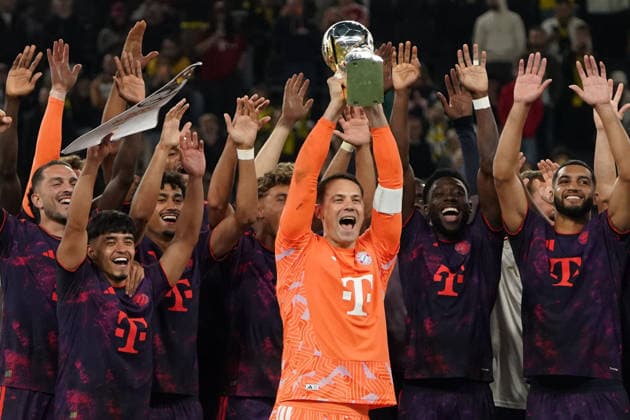 Dortmund Fussball, Franz Beckenbauer Supercup 2026, Borussia Dortmund-FC Bayern München, 22.08.2026, Signal Iduna Park Dortmund, Manuel Neuer TW FC Bayern München mit pokal *** Dortmund Soccer, Franz Beckenbauer Super Cup 2026, Borussia Dortmund vs. FC Bayern Munich, August 22, 2026, Signal Iduna Park, Dortmund, Manuel Neuer, goalkeeper for FC Bayern Munich, holding the trophy