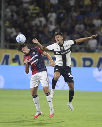 IPA87712818 - Christian Ordonez of Parma AC battles for the ball with Alessandro Romano of Cagliari Calcio during the Parma Calcio vs. Cagliari Calcio match in the 2026-27 Enilive Serie A at the Ennio Tardini Stadium in Parma (PR), Italy, on August 22, 2026.  Copyright: xDavidexCasentini IPAxSportx xx 87712818