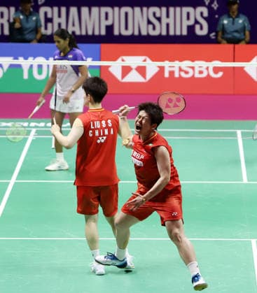 August 22, 2026, New Delhi, New Delhi, India: Badminton players China s TAN NING (foreground) celebrates passionately alongside teammate Liu Sheng Shu after winning a crucial point during their women s doubles semi-final match against India s Treesa Jolly and Gayatri Gopichand Pullela at the BWF World Championships 2026 in New Delhi. New Delhi India - ZUMAd288 20260822_zip_d288_002 Copyright: xDeepakx