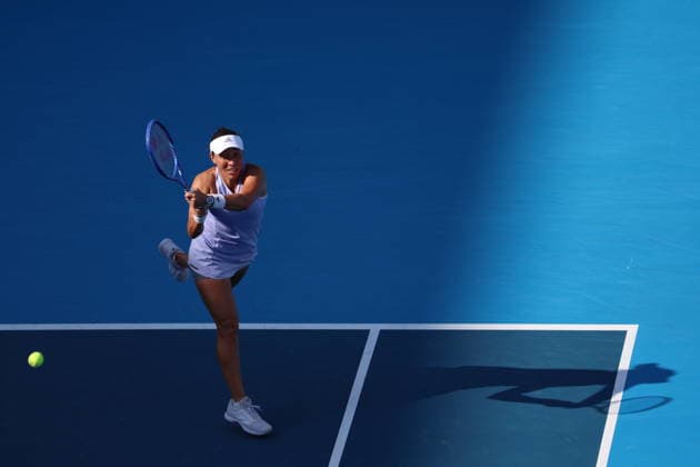 August 22, 2026, Mason, Oh, USA: Cincinnati Open Tennis 2026 - Jessica Pegula plays a ball against Iga Swiatek as shadows start creeping across the court in the Cincinnati Open Tennis Tournament held in Mason OH. 2026 08 22. ZUMAPress Mason USA - ZUMAn24_ 20260822_zaf_n24_195 Copyright: xWallyxNellx