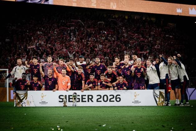 Siegerfoto Mannschaft Bayern München mit Pokal, Borussia Dortmund vs. FC Bayern Muenchen, Fussball, Franz Beckenbauer Supercup, 22.08.2026 DFB regulations prohibit any use of photographs as image sequences and or quasi-video Dortmund Nordrhein-Westfalen Deutschland *** Winning photo of the Bayern Munich team with the trophy, Borussia Dortmund vs. FC Bayern Munich, soccer, Franz Beckenbauer Super Cup, August 22, 2026. DFB regulations prohibit any use of photographs as image sequences and or quasi-video. Dortmund, North Rhine-Westphalia, Germany Copyright: xkolbert-press MarcxNiemeyerx