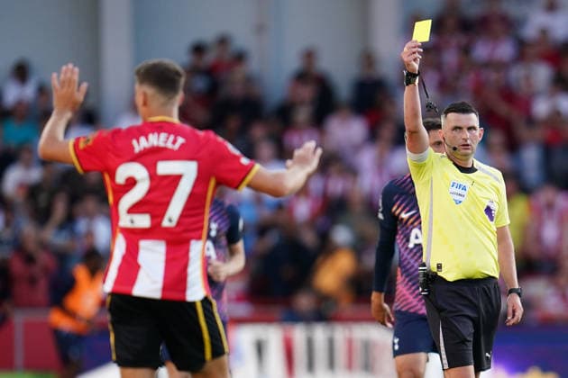 Premier League: Brentford v Tottenham Hotspur Referre Michael Oliver gives Vitaly Janelt of Brentford a yellow card during the Premier League match Brentford vs Tottenham Hotspur at GTECH Community Stadium, London, United Kingdom on 22 August 2026 (Photo by Harvey Murphy News Images) Copyright: xHarveyxMurphy NewsxImagesx
