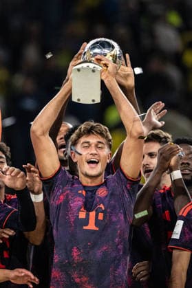 Tom Bischof 8 (FC Bayern Muenchen) mit Pokal, Borussia Dortmund vs. FC Bayern Muenchen, Fussball, Franz Beckenbauer Supercup, 22.08.2026 DFB regulations prohibit any use of photographs as image sequences and or quasi-video Dortmund Nordrhein-Westfalen Deutschland *** Tom Bischof 8 FC Bayern Munich with the trophy, Borussia Dortmund vs. FC Bayern Munich, soccer, Franz Beckenbauer Super Cup, August 22, 2026. DFB regulations prohibit any use of photographs as image sequences and or quasi-video. Dortmund, North Rhine-Westphalia, Germany Copyright: xkolbert-press MarcxNiemeyerx