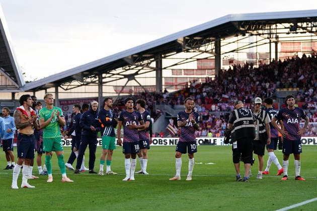 Premier League: Brentford v Tottenham Hotspur Tottenham players applaud away support at full time during the Premier League match Brentford vs Tottenham Hotspur at GTECH Community Stadium, London, United Kingdom on 22 August 2026 (Photo by Harvey Murphy News Images) Copyright: xHarveyxMurphy NewsxImagesx