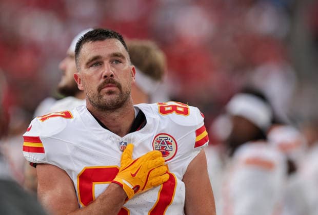Aug 22, 2026; Tampa, Florida, USA; Kansas City Chiefs tight end Travis Kelce (87) looks on during the national anthem before the NFL, American Football Herren, USA game between the Kansas City Chiefs and Tampa Bay Buccaneers at Raymond James Stadium in Tampa, Florida. Mandatory Credit: Taylor McFee-Cal Media Tampa USA - ZUMAc04_ 20260822_zma_c04_327 Copyright: xTaylorxMcfeex