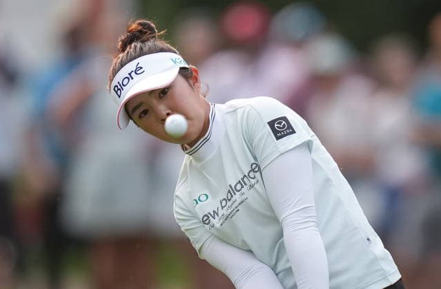 August 22, 2026, Edmonton, Ab, CANADA: Miyu Yamashita, of Japan, watches her ball as she chips onto the green with her second shot on the 17th hole during the third round at the LPGA, Golf Damen CPKC Canadian Women s Open golf tournament, in Edmonton, on Saturday, Aug. 22, 2026. Canada News - August 22, 2026  - ZUMAc35_ 20260822_zaf_c35_154 Copyright: xDarrylxDyckx