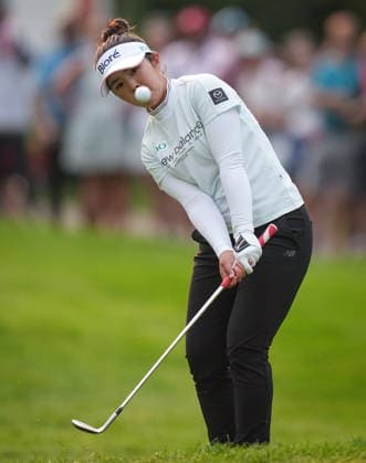August 22, 2026, Edmonton, Ab, CANADA: Miyu Yamashita, of Japan, watches her ball as she chips onto the green with her second shot on the 17th hole during the third round at the LPGA, Golf Damen CPKC Canadian Women s Open golf tournament, in Edmonton, on Saturday, Aug. 22, 2026. Canada News - August 22, 2026  - ZUMAc35_ 20260822_zaf_c35_155 Copyright: xDarrylxDyckx