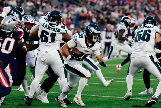 FOXBOROUGH, MA - AUGUST 22: Will Shipley 28 of the Philadelphia Eagles carries during a preseason game between the New England Patriots and the Philadelphia Eagles on August 22, 2026, at Gillette Stadium in Foxborough, Massachusetts. (Photo by Fred Kfoury III Icon Sportswire) NFL, American Football Herren, USA AUG 22 Eagles at Patriots EDITORIAL USE ONLY Icon482260822008