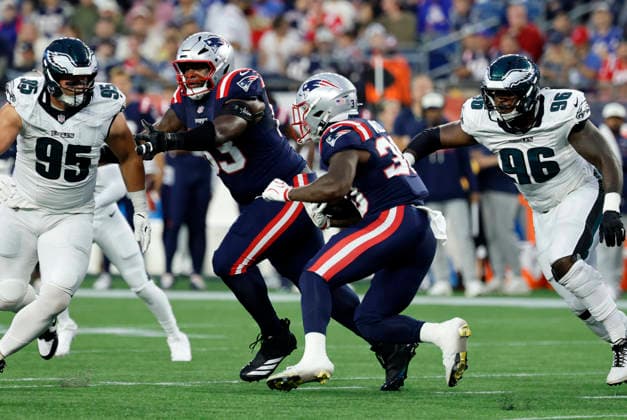 FOXBOROUGH, MA - AUGUST 22: Jam Miller 30 of the New England Patriots carries during a preseason game between the New England Patriots and the Philadelphia Eagles on August 22, 2026, at Gillette Stadium in Foxborough, Massachusetts. (Photo by Fred Kfoury III Icon Sportswire) NFL, American Football Herren, USA AUG 22 Eagles at Patriots EDITORIAL USE ONLY Icon482260822010