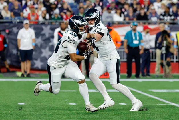 FOXBOROUGH, MA - AUGUST 22: Will Shipley 28 of the Philadelphia Eagles takes the handoff from Andy Dalton 14 of the Philadelphia Eagles during a preseason game between the New England Patriots and the Philadelphia Eagles on August 22, 2026, at Gillette Stadium in Foxborough, Massachusetts. (Photo by Fred Kfoury III Icon Sportswire) NFL, American Football Herren, USA AUG 22 Eagles at Patriots EDITORIAL USE ONLY Icon482260822015