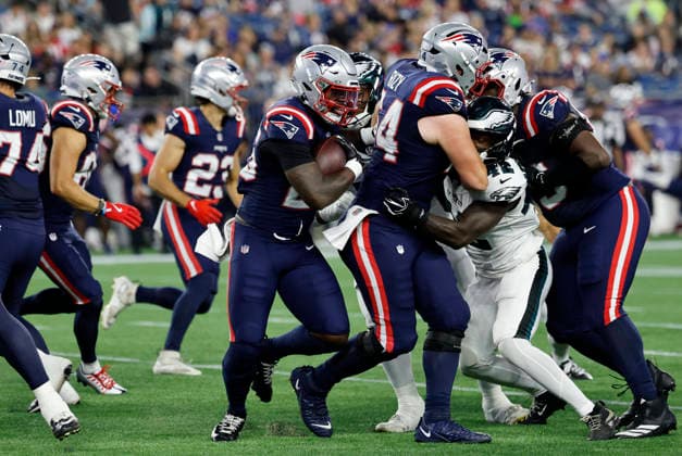 FOXBOROUGH, MA - AUGUST 22: Hassan Haskins 26 of the New England Patriots breaks to the outside during a preseason game between the New England Patriots and the Philadelphia Eagles on August 22, 2026, at Gillette Stadium in Foxborough, Massachusetts. (Photo by Fred Kfoury III Icon Sportswire) NFL, American Football Herren, USA AUG 22 Eagles at Patriots EDITORIAL USE ONLY Icon482260822026