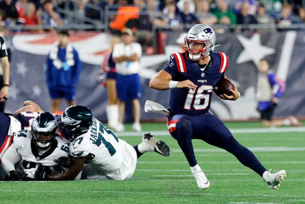 FOXBOROUGH, MA - AUGUST 22: Tommy DeVito 16 of the New England Patriots scrambles during a preseason game between the New England Patriots and the Philadelphia Eagles on August 22, 2026, at Gillette Stadium in Foxborough, Massachusetts. (Photo by Fred Kfoury III Icon Sportswire) NFL, American Football Herren, USA AUG 22 Eagles at Patriots EDITORIAL USE ONLY Icon482260822036