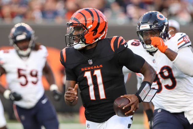 CINCINNATI, OH - AUGUST 22: Cincinnati Bengals quarterback Josh Johnson (11) carries the ball during the preseason game between the Chicago Bears and the Cincinnati Bengals at Paycor Stadium on August 22, 2026 in Cincinnati, OH. (Photo by Ian Johnson Icon Sportswire) NFL, American Football Herren, USA AUG 22 Bears at Bengals EDITORIAL USE ONLY Icon260822013
