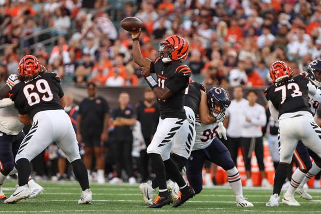 CINCINNATI, OH - AUGUST 22: Cincinnati Bengals quarterback Josh Johnson (11) passes the ball during the preseason game between the Chicago Bears and the Cincinnati Bengals at Paycor Stadium on August 22, 2026 in Cincinnati, OH. (Photo by Ian Johnson Icon Sportswire) NFL, American Football Herren, USA AUG 22 Bears at Bengals EDITORIAL USE ONLY Icon260822015