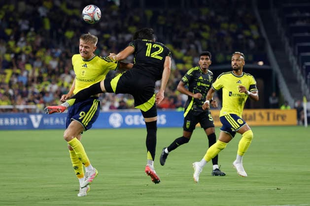 NASHVILLE, TN - AUGUST 22: Nashville SC forward Sam Surridge (9) heads the ball in front of Columbus Crew defender Cesar Ruvalcaba (12) during a match between Nashville SC and Columbus Crew, August 22, 2026, at GEODIS Park in Nashville, Tennessee. (Photo by Matthew Maxey Icon Sportswire) SOCCER: AUG 22 MLS, Fussball Herren, USA Nashville SC vs Columbus Crew EDITORIAL USE ONLY Icon26082204