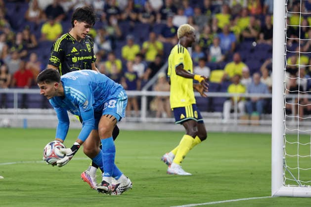 NASHVILLE, TN - AUGUST 22: Columbus Crew goalkeeper Patrick Schulte (28) grabs a loose ball in the box during a match between Nashville SC and Columbus Crew, August 22, 2026, at GEODIS Park in Nashville, Tennessee. (Photo by Matthew Maxey Icon Sportswire) SOCCER: AUG 22 MLS, Fussball Herren, USA Nashville SC vs Columbus Crew EDITORIAL USE ONLY Icon26082205