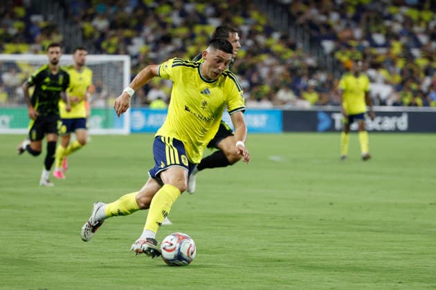 NASHVILLE, TN - AUGUST 22: Nashville SC forward Cristian Espinoza (7) dribbles the ball down the field during a match between Nashville SC and Columbus Crew, August 22, 2026, at GEODIS Park in Nashville, Tennessee. (Photo by Matthew Maxey Icon Sportswire) SOCCER: AUG 22 MLS, Fussball Herren, USA Nashville SC vs Columbus Crew EDITORIAL USE ONLY Icon26082207