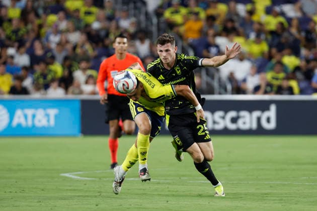 NASHVILLE, TN - AUGUST 22: Nashville SC forward Cristian Espinoza (7) leans into a header as he is held by Columbus Crew midfielder Sean Zawadzki (25) during a match between Nashville SC and Columbus Crew, August 22, 2026, at GEODIS Park in Nashville, Tennessee. (Photo by Matthew Maxey Icon Sportswire) SOCCER: AUG 22 MLS, Fussball Herren, USA Nashville SC vs Columbus Crew EDITORIAL USE ONLY Icon26082208