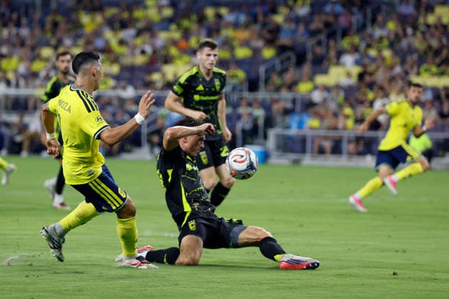 NASHVILLE, TN - AUGUST 22: Nashville SC forward Cristian Espinoza (7) takes a shot during a match between Nashville SC and Columbus Crew, August 22, 2026, at GEODIS Park in Nashville, Tennessee. (Photo by Matthew Maxey Icon Sportswire) SOCCER: AUG 22 MLS, Fussball Herren, USA Nashville SC vs Columbus Crew EDITORIAL USE ONLY Icon26082210