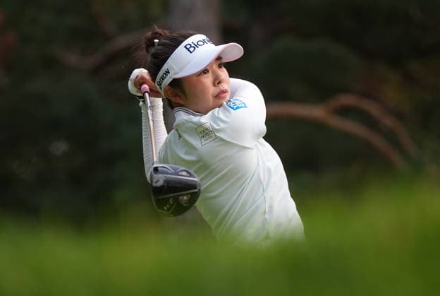 August 22, 2026, Edmonton, Ab, CANADA: Miyu Yamashita, of Japan, watches her tee shot on the 16th hole during the third round at the LPGA, Golf Damen CPKC Canadian Women s Open golf tournament, in Edmonton, on Saturday, Aug. 22, 2026. Canada News - August 22, 2026  - ZUMAc35_ 20260822_zaf_c35_167 Copyright: xDarrylxDyckx