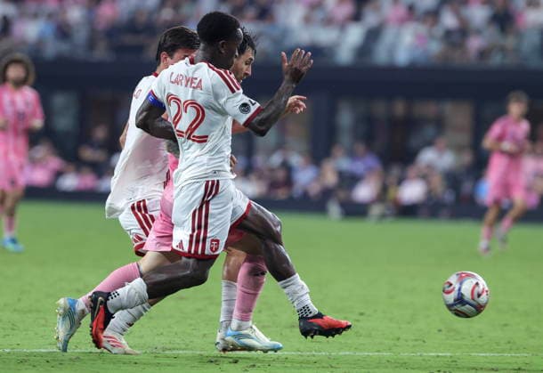MLS, Fussball Herren, USA - Inter Miami CF vs. Toronto FC Inter Miami CF forward Lionel Messi (C, rear) in action against Toronto FC defender Richie Laryea (C, front) during the MLS soccer match between Inter Miami CF and Toronto FC at Nu Stadium in Miami, Florida, USA, 22 August 2026. MIAMI FLORIDA United States  Copyright: xCRISTOBALxHERRERA-ULASHKEVICHx