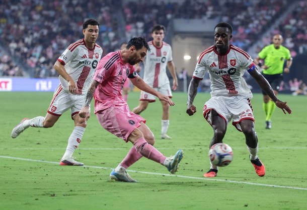 MLS, Fussball Herren, USA - Inter Miami CF vs. Toronto FC Inter Miami CF forward Lionel Messi (C) in action against Toronto FC defender Richie Laryea (R) during the MLS soccer match between Inter Miami CF and Toronto FC at Nu Stadium in Miami, Florida, USA, 22 August 2026. MIAMI FLORIDA United States  Copyright: xCRISTOBALxHERRERA-ULASHKEVICHx